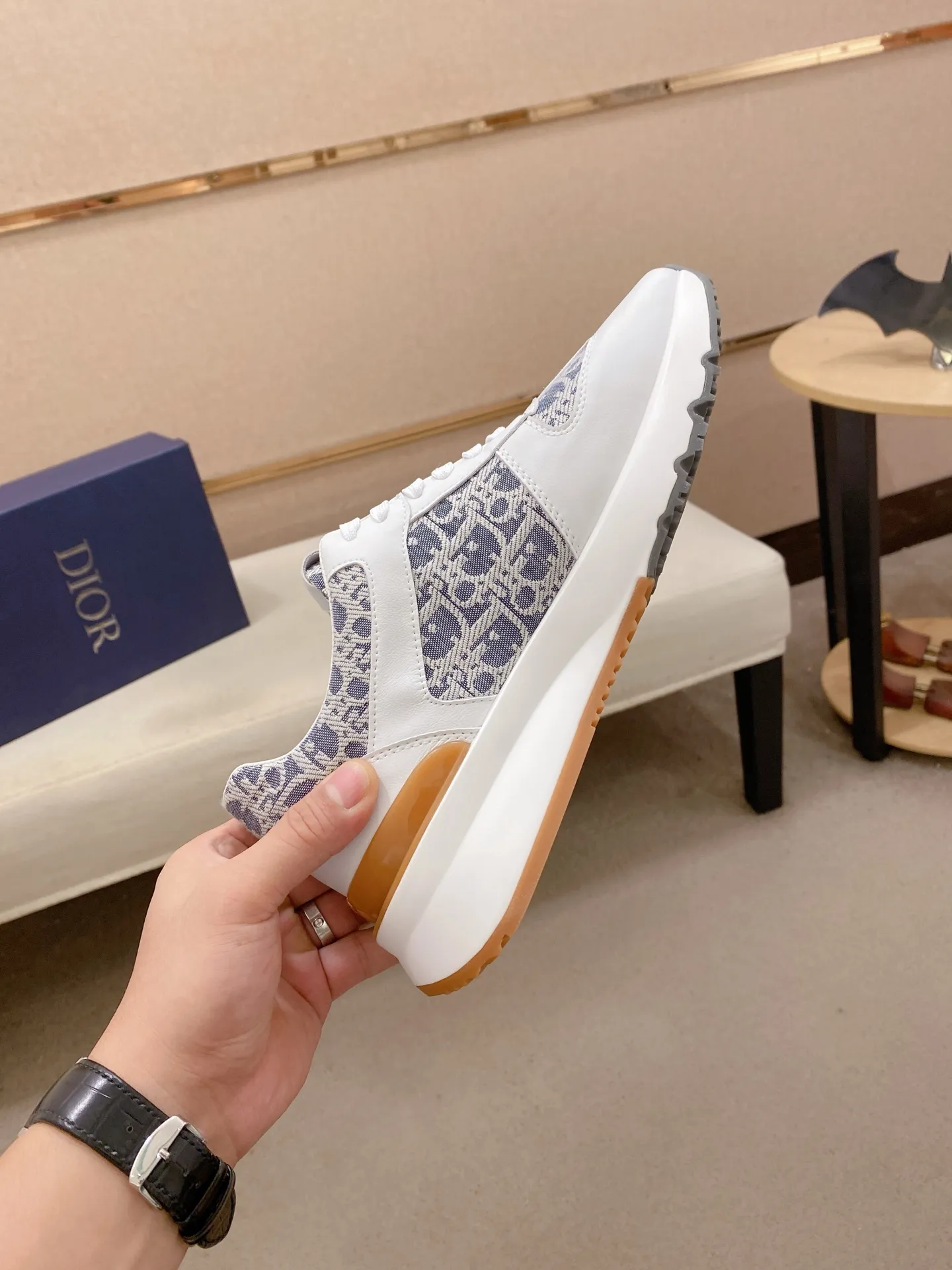 Factory price: 440💰[Dior·Dior] New casual sports style men's shoes, new spring and summer design, perfect workmanship, lace-up lazy style to create wardrobe quality, upper: imported first-layer cowhide, sheepskin lining is soft and comfortable, ultra-light TPU wear-resistant outsole, simple, versatile fashion men's shoes, excellent color code number 38--44. (Can be customized for 45 non-refundable)